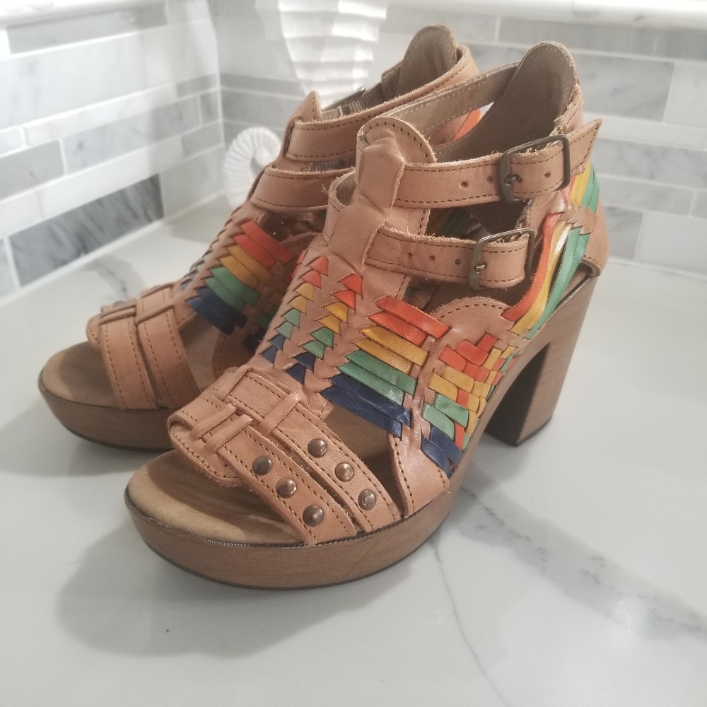 Huaraches multicolor strappy block heels